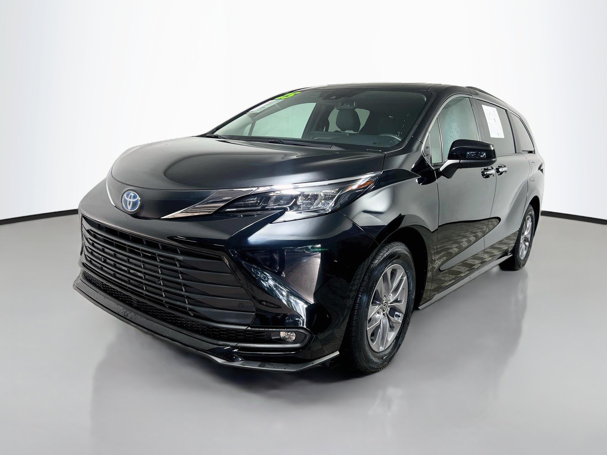 Used 2025 Toyota Sienna XLE FWD image 10