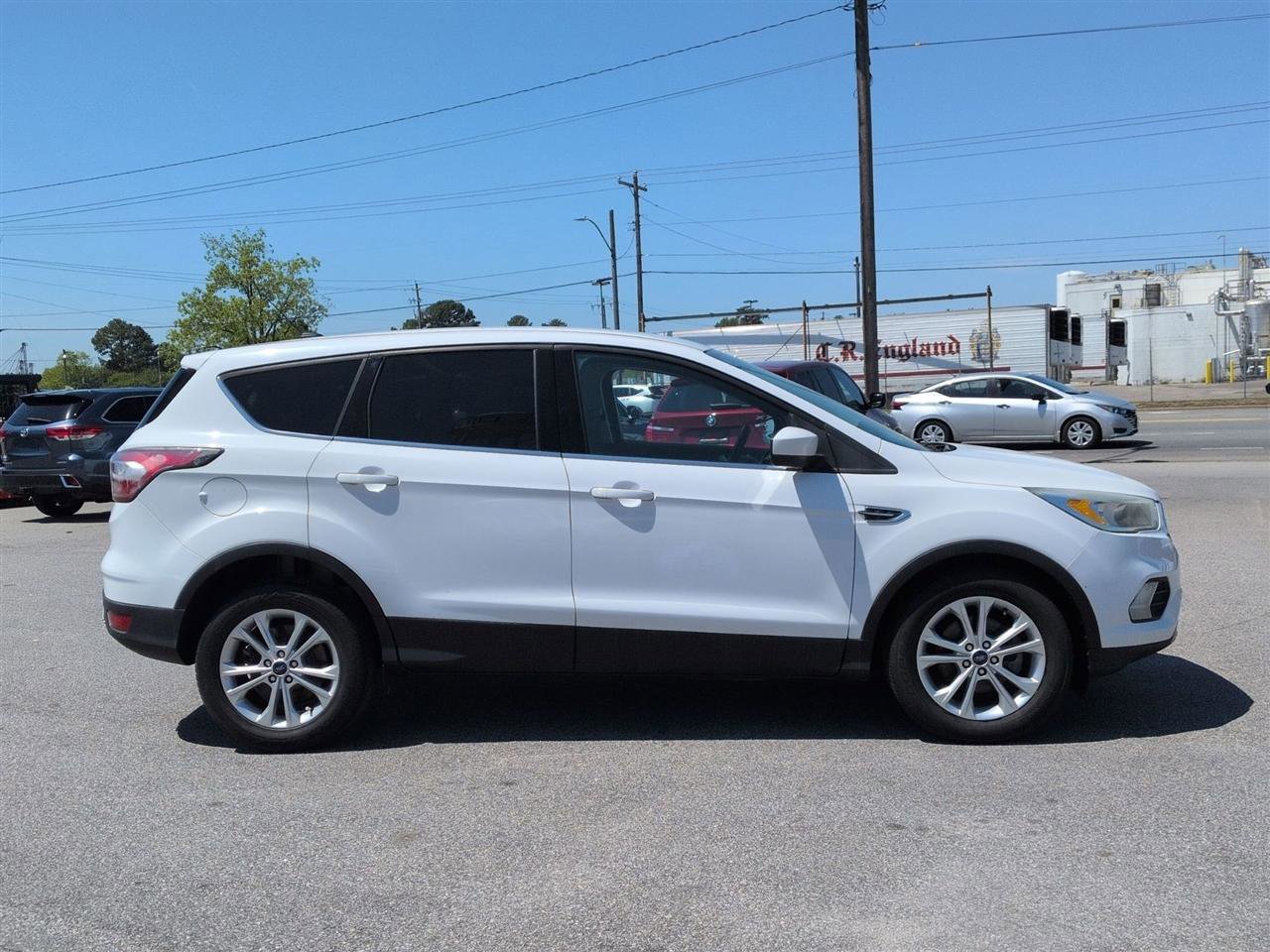 Used 2017 Ford Escape SE FWD image 2