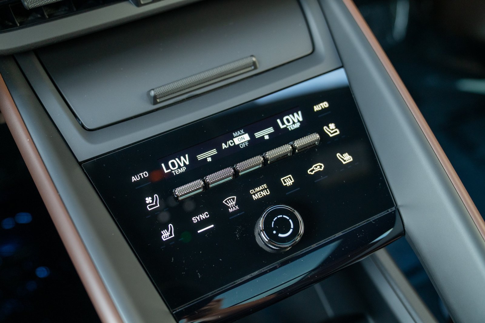Certified 2025 Porsche Macan Turbo Electric AWD/4WD image 19