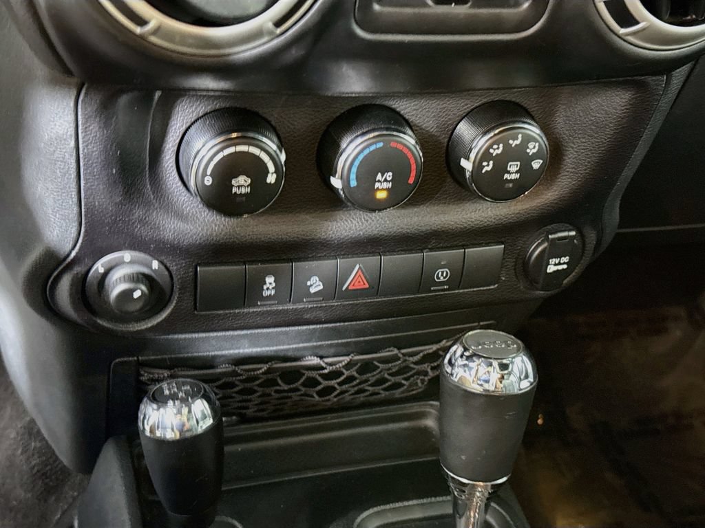 Used 2018 Jeep Wrangler Unlimited Rubicon w/ Connectivity Group AWD/4WD image 6