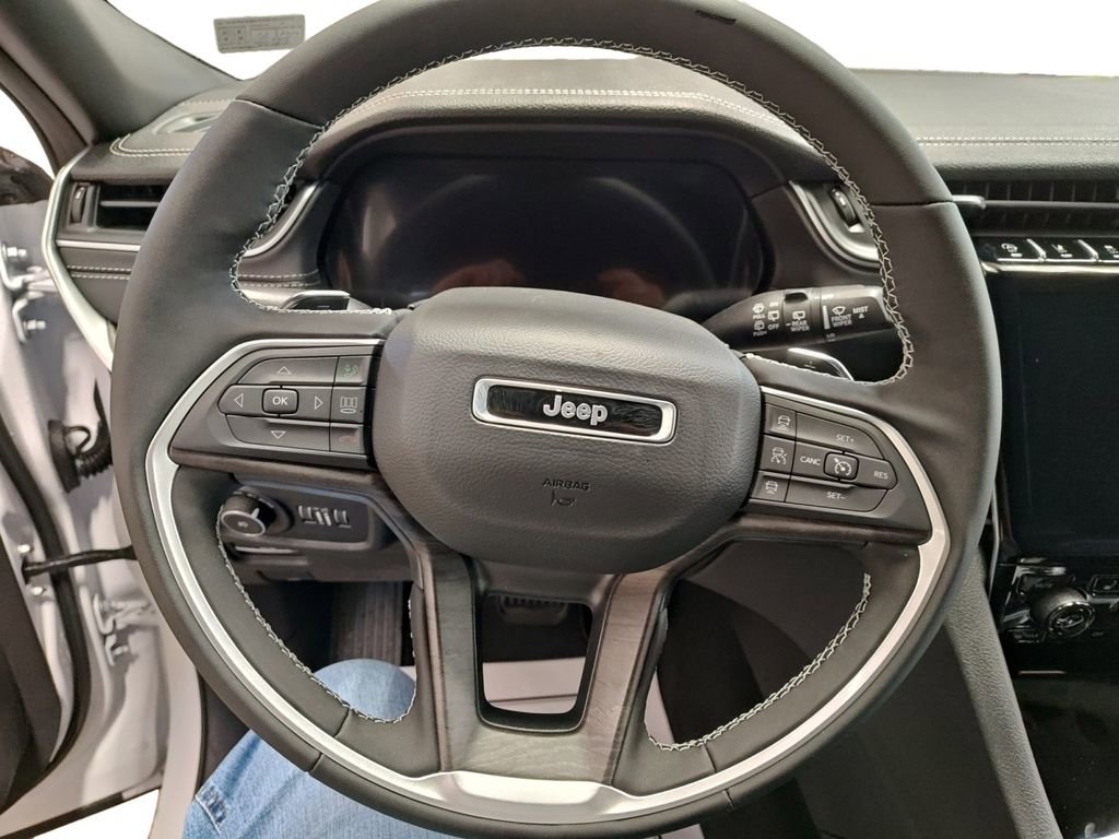 New 2025 Jeep Grand Cherokee L Limited w/ Black Appearance Package AWD/4WD image 12