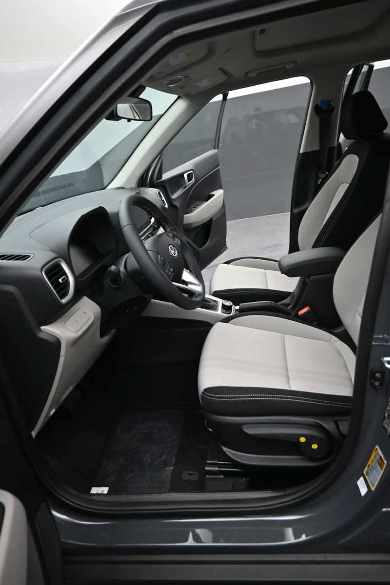 New 2026 Hyundai Venue SEL FWD image 16