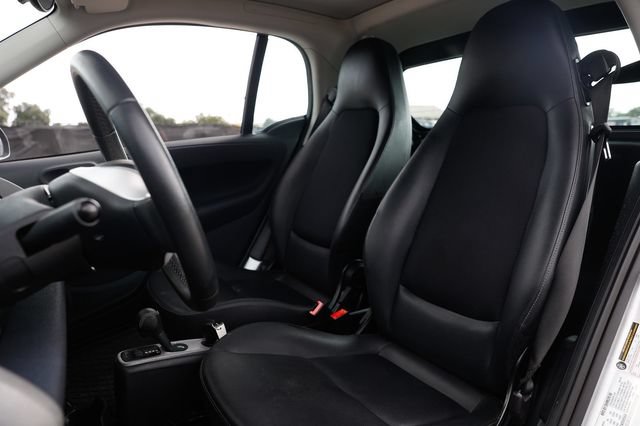 Used 2015 smart fortwo passion RWD image 9
