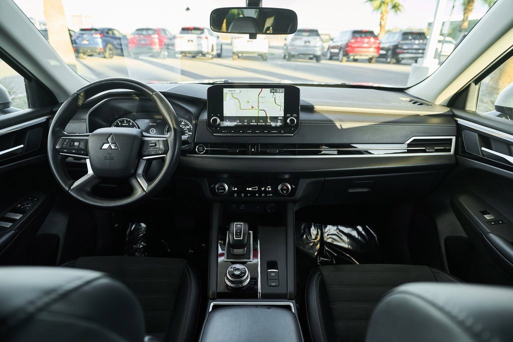 Used 2024 Mitsubishi Outlander SE image 3