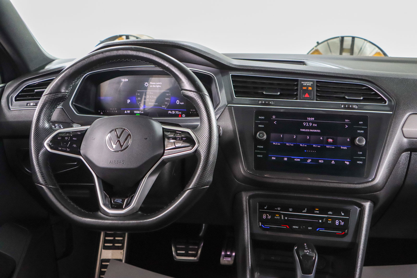 Used 2023 Volkswagen Tiguan SE R-Line FWD image 17