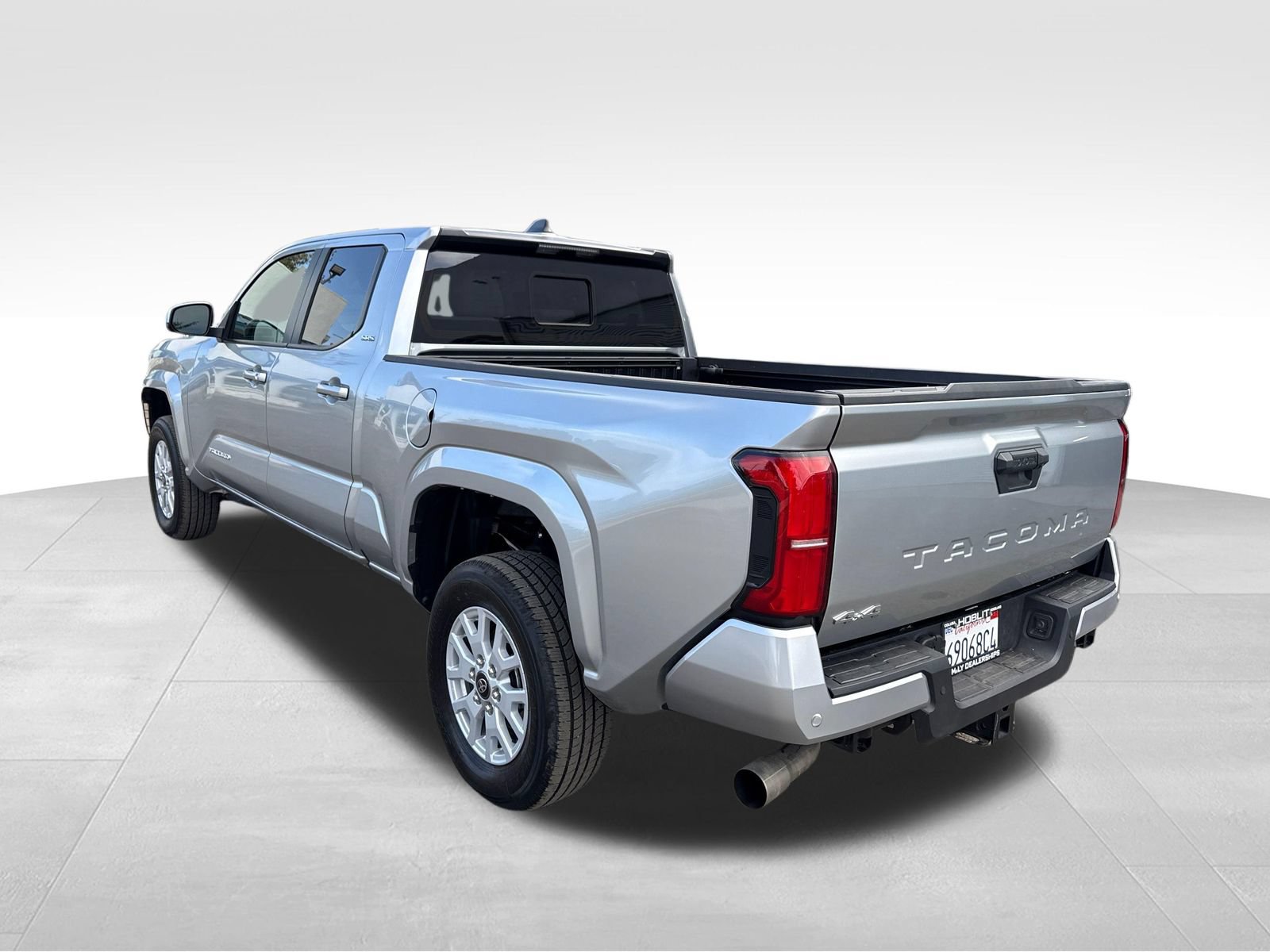 Used 2024 Toyota Tacoma SR5 AWD/4WD image 3
