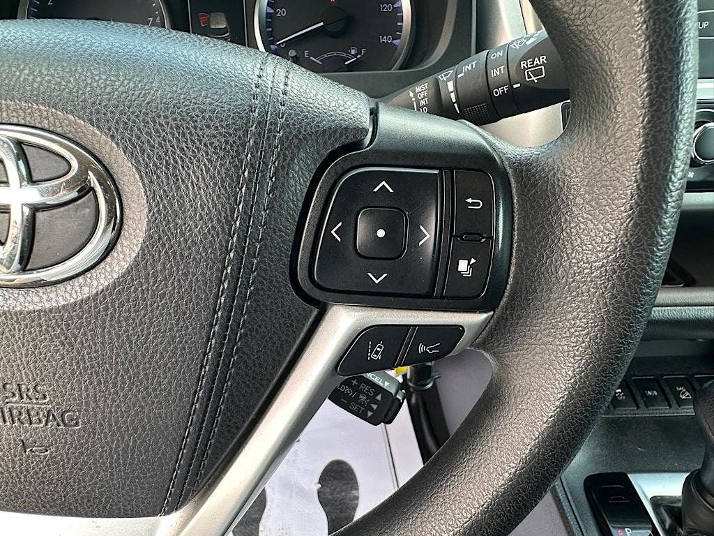 Used 2019 Toyota Highlander LE AWD/4WD image 22
