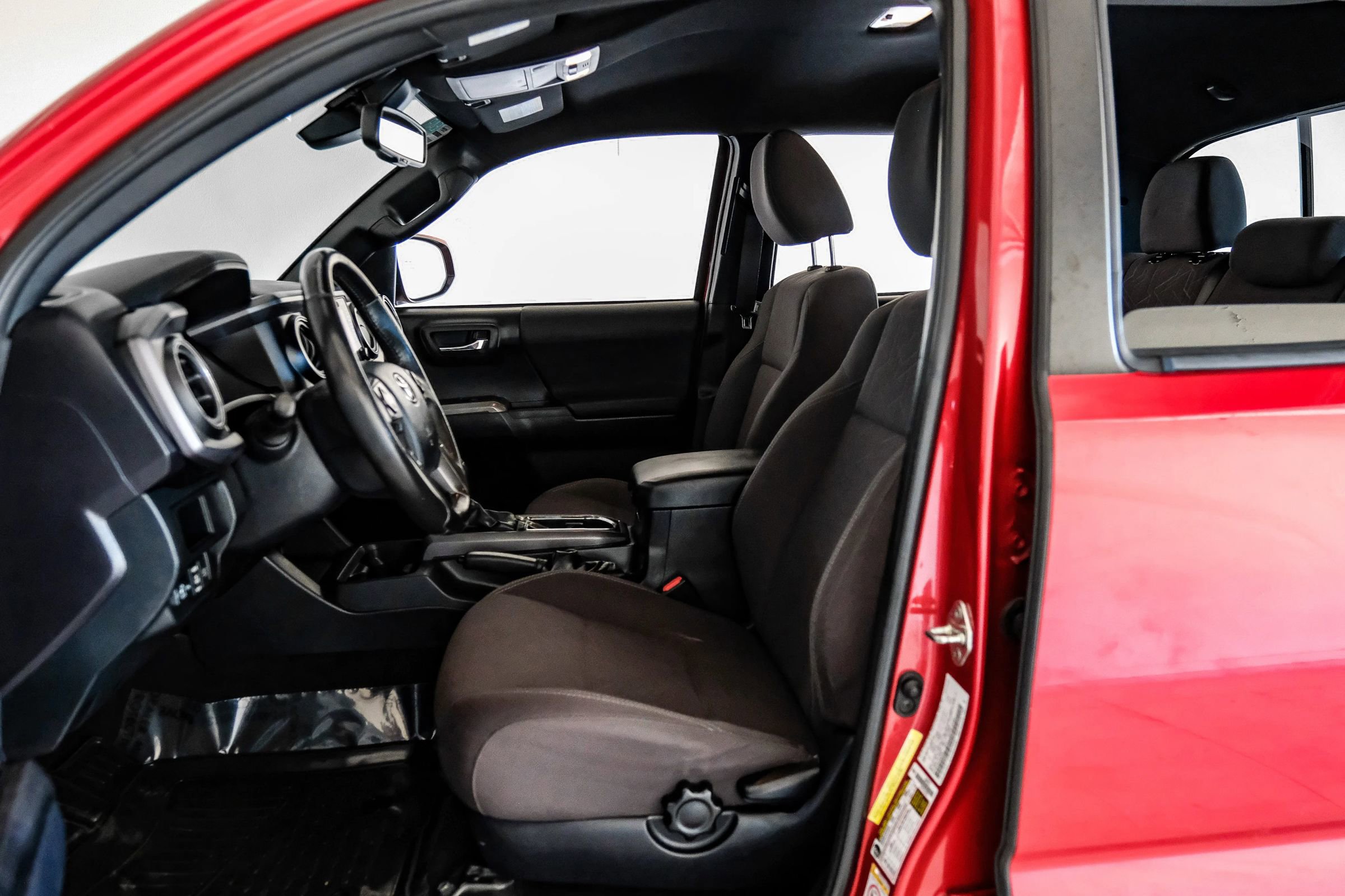 Used 2018 Toyota Tacoma TRD Sport w/ Technology Package RWD image 3