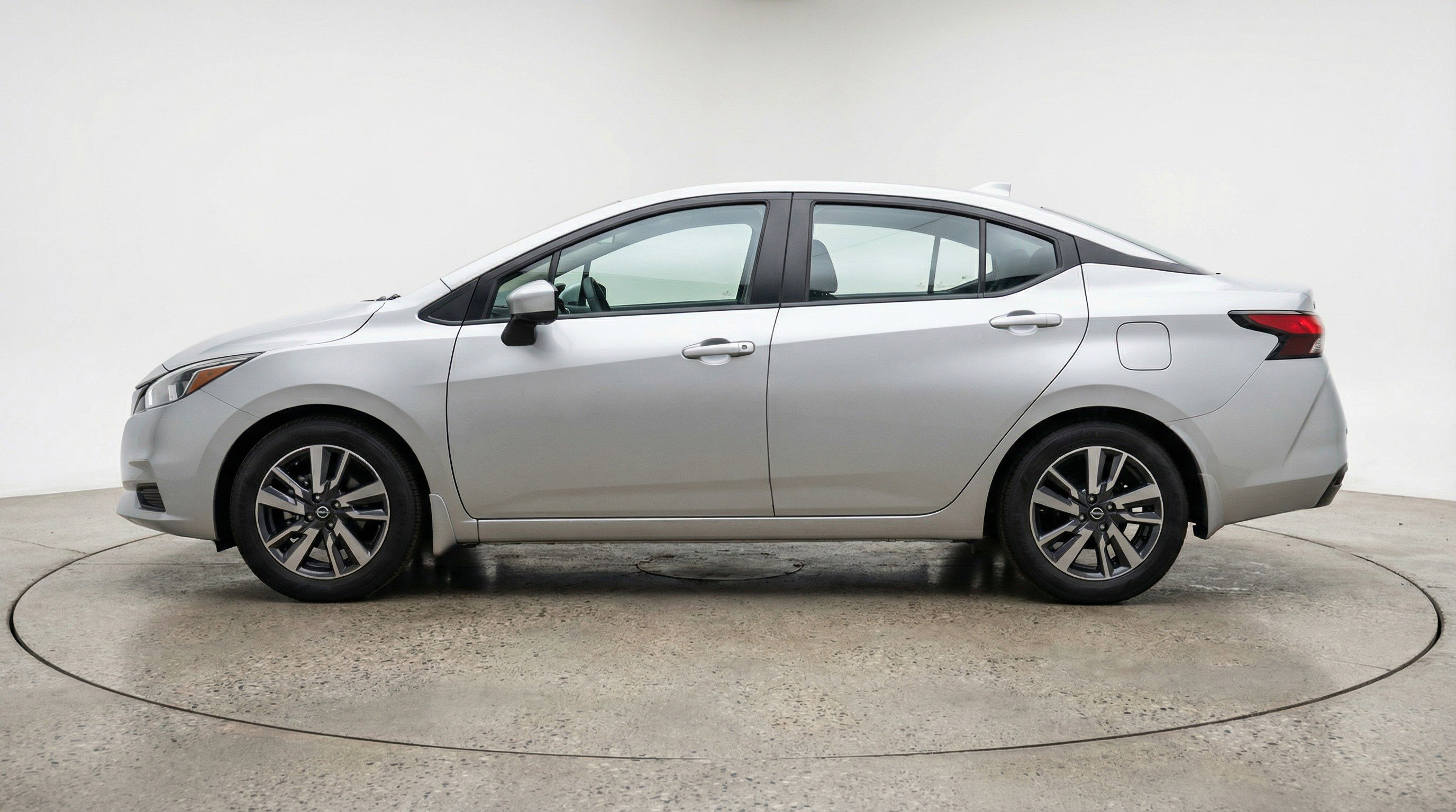 Used 2025 Nissan Versa SV FWD image 5