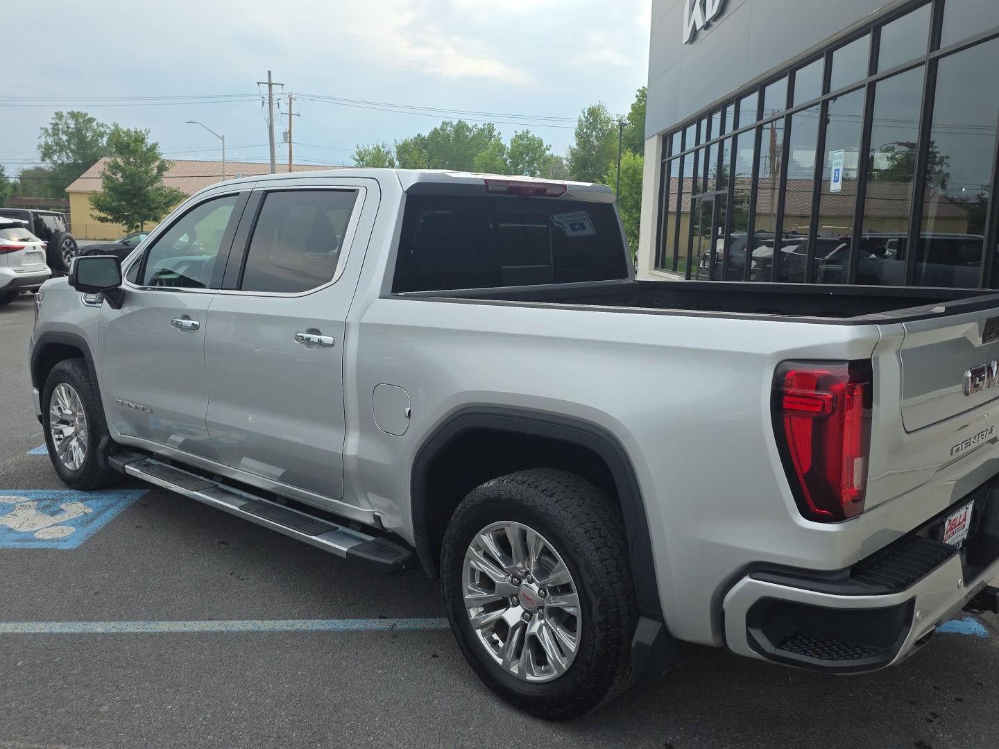 Used 2022 GMC Sierra 1500 Denali w/ Technology Package AWD/4WD image 3