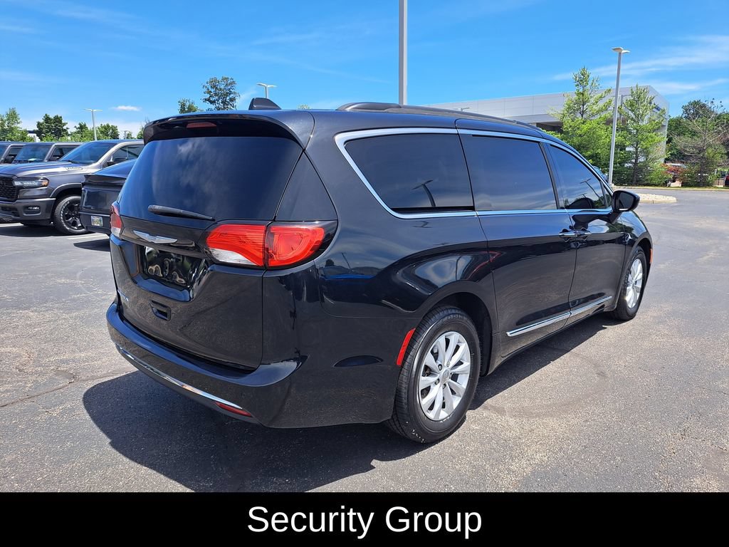 Used 2017 Chrysler Pacifica Touring-L FWD image 3