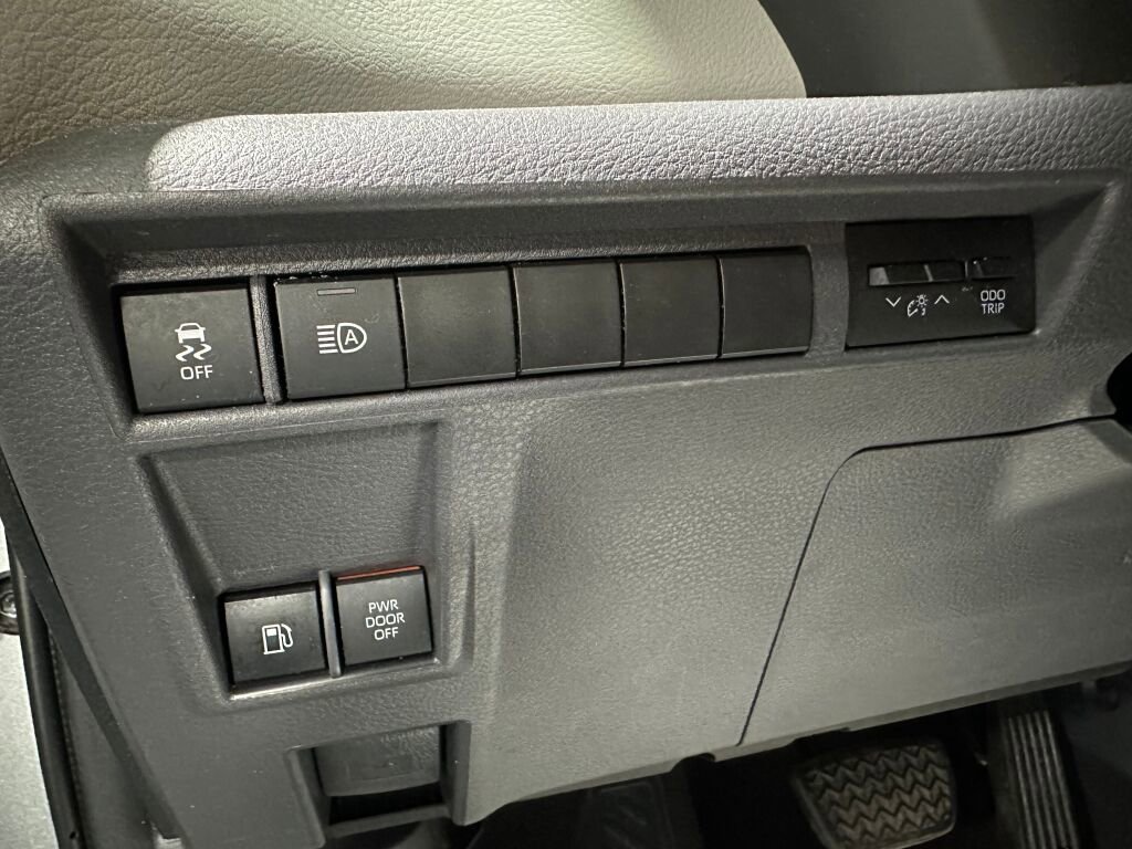 Used 2022 Toyota Sienna XLE image 19