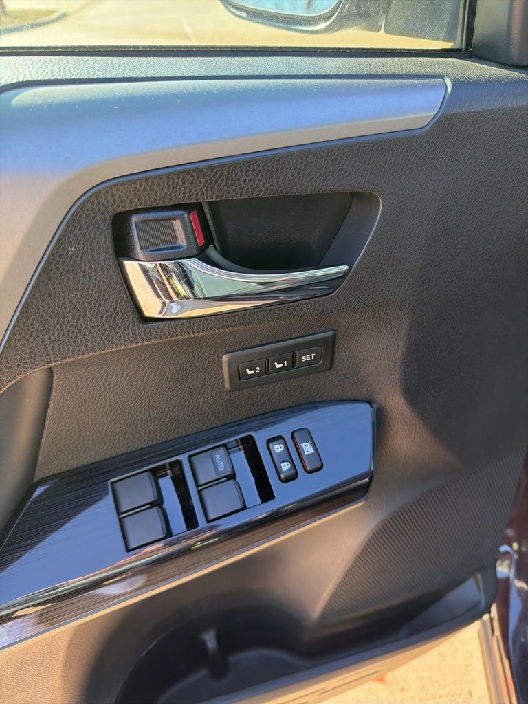 Used 2018 Toyota RAV4 Limited image 17