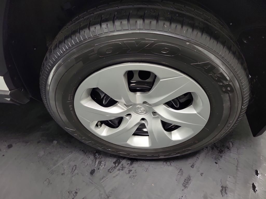 Used 2021 Toyota RAV4 LE image 10