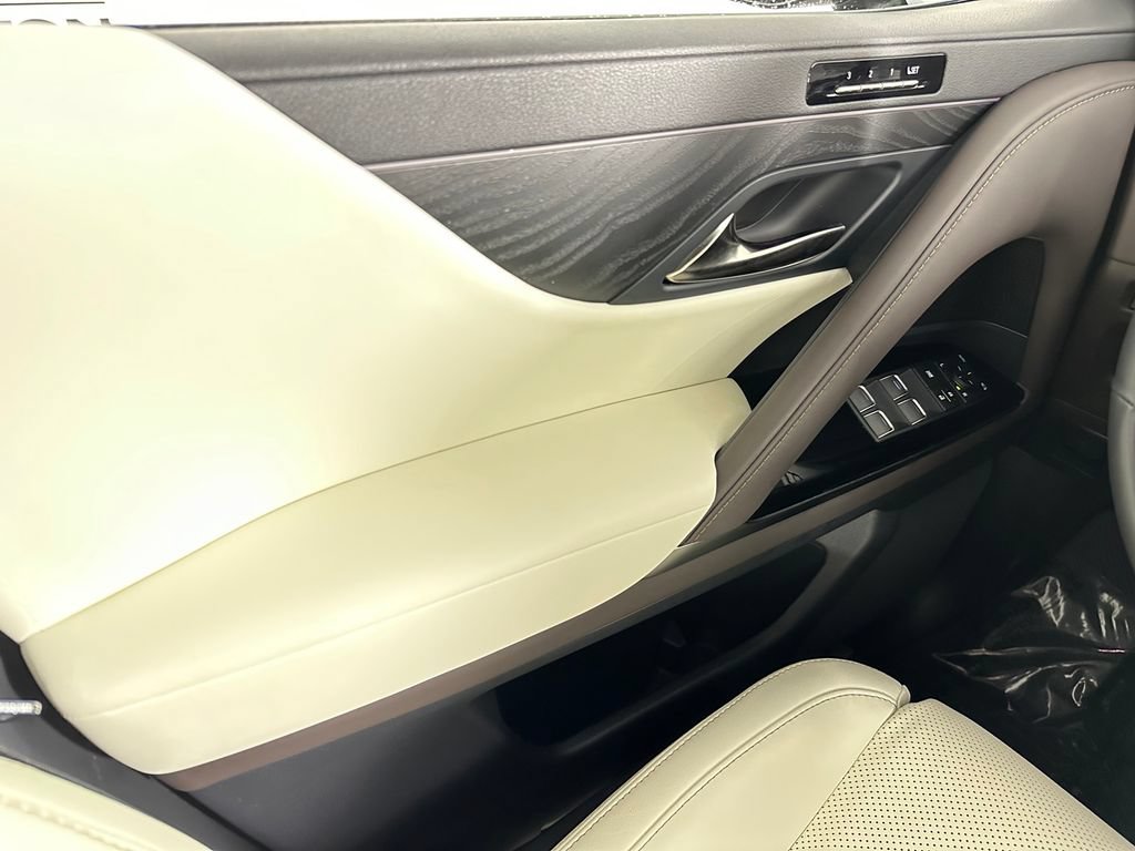 Used 2025 Lexus LX 600 4WD w/ Appearance Package image 36