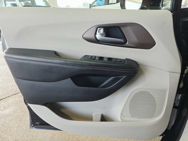 Used 2019 Chrysler Pacifica Touring Plus w/ Advanced Safetytec Group FWD image 33