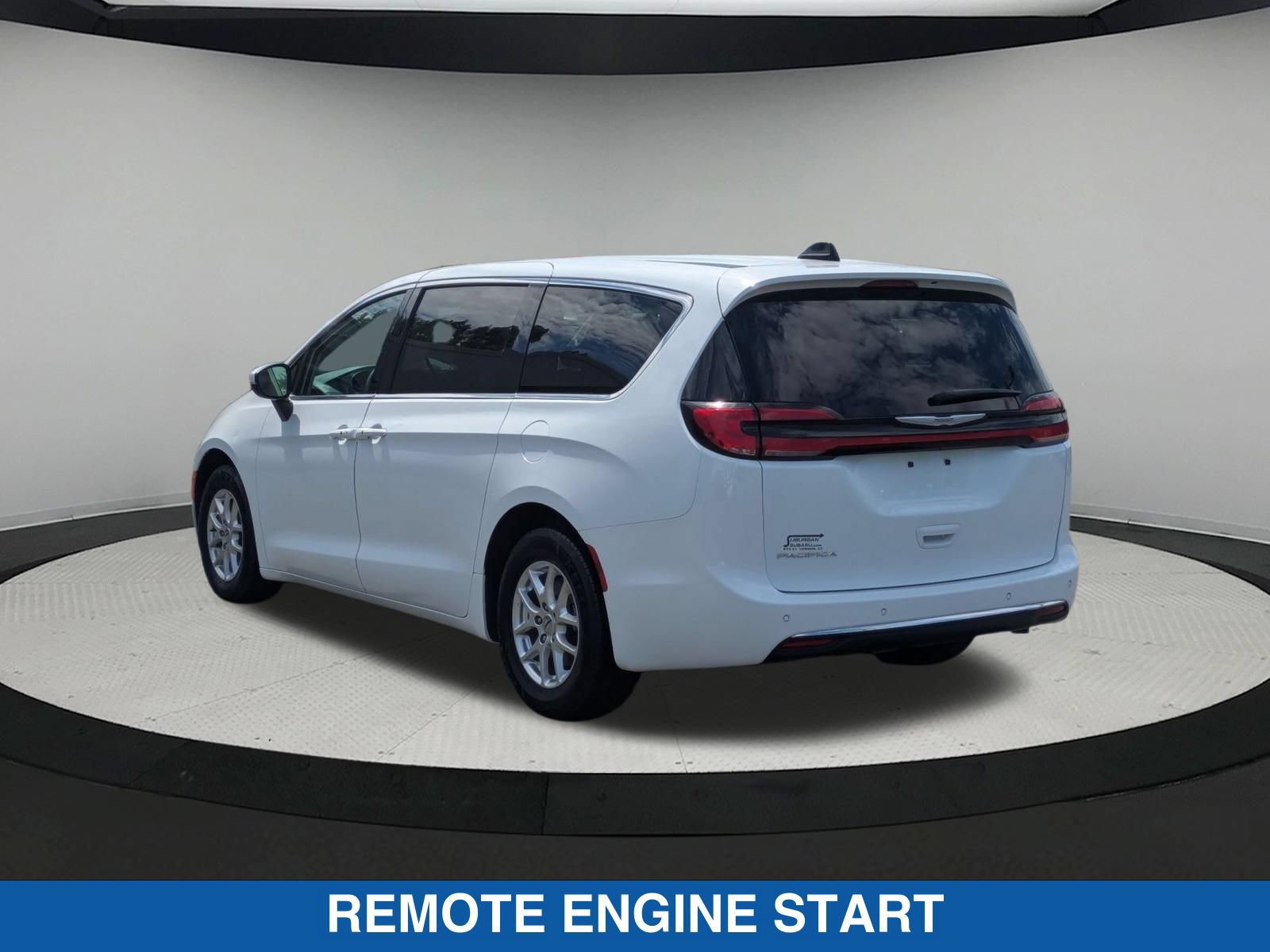 Used 2023 Chrysler Pacifica Touring-L FWD image 6