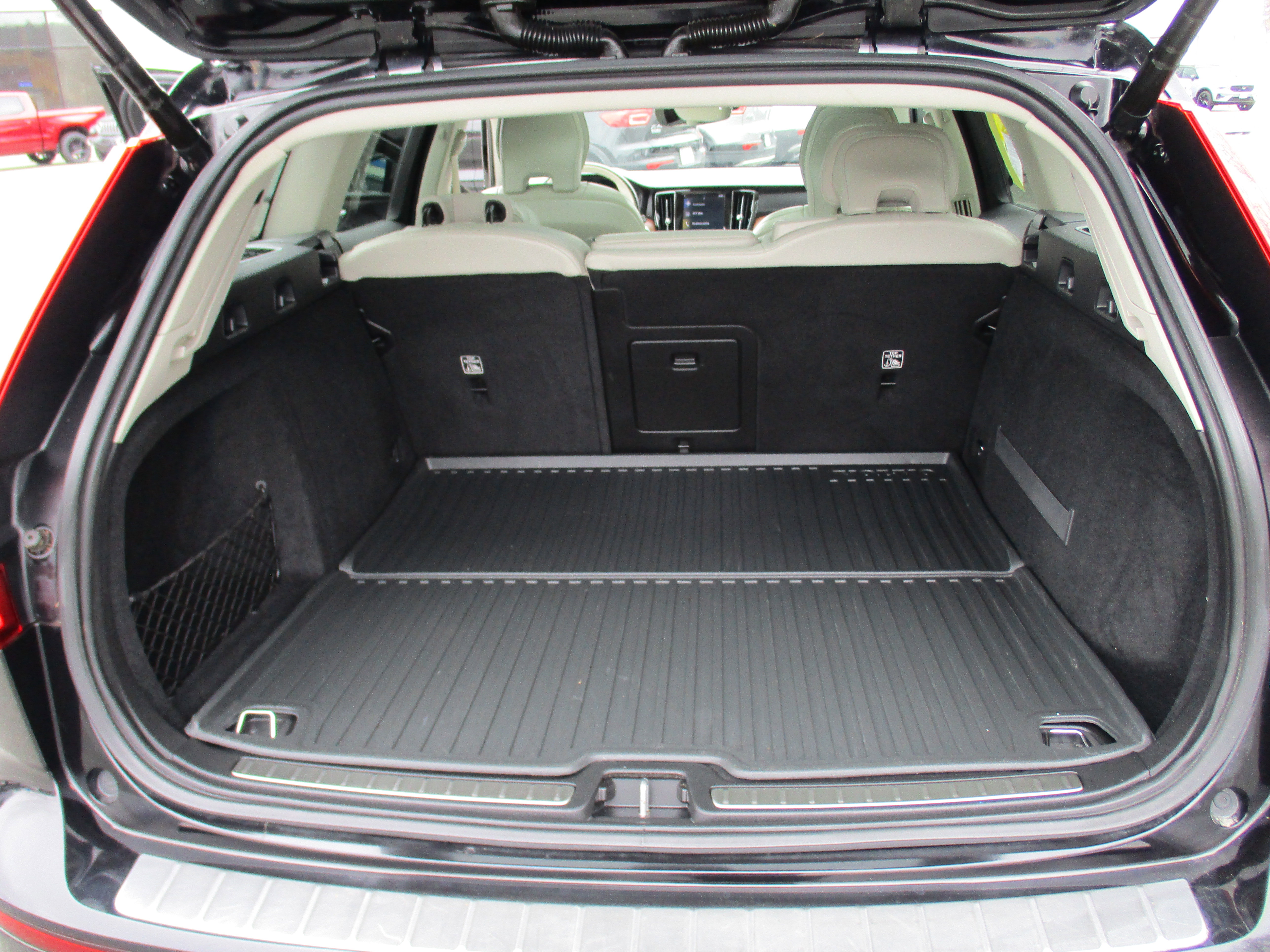 Used 2020 Volvo V60 T5 Cross Country image 13