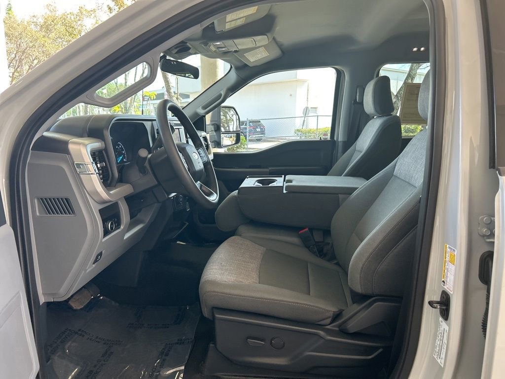 Used 2025 Ford F350 XLT image 5