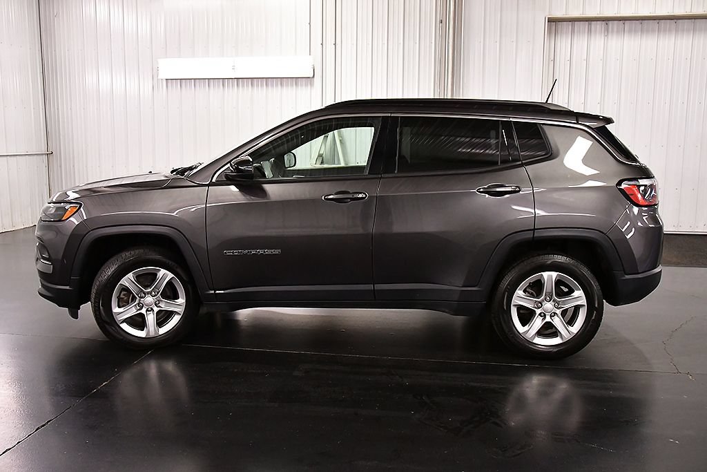 Used 2023 Jeep Compass Latitude w/ Convenience Group AWD/4WD image 4
