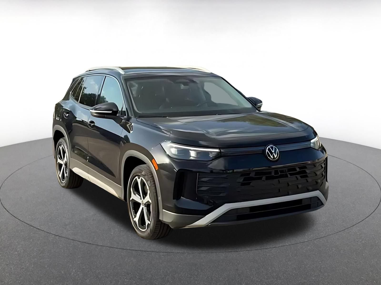 Used 2026 Volkswagen Tiguan SE AWD/4WD image 3