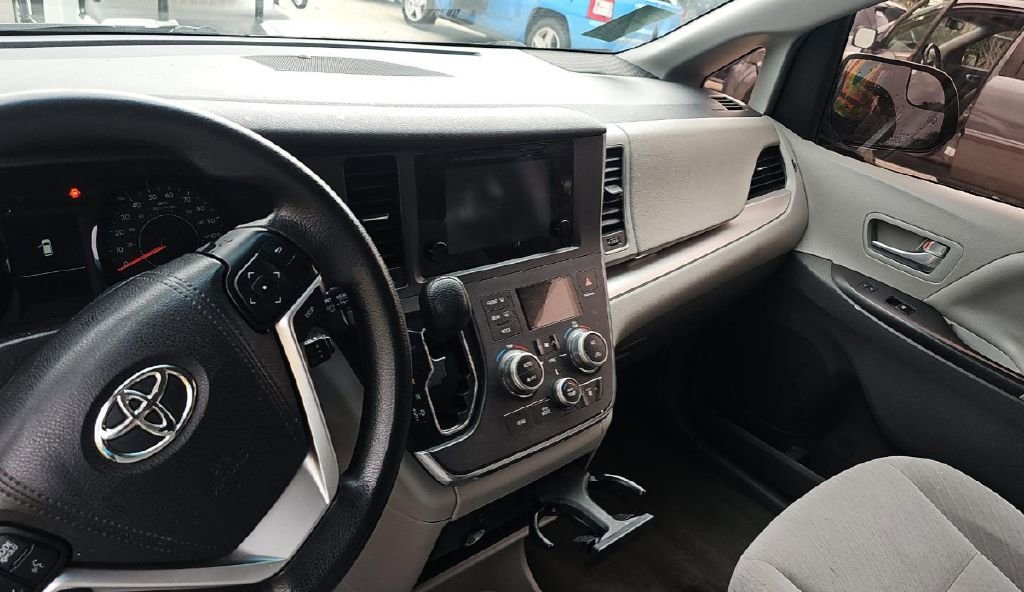Used 2017 Toyota Sienna LE image 6