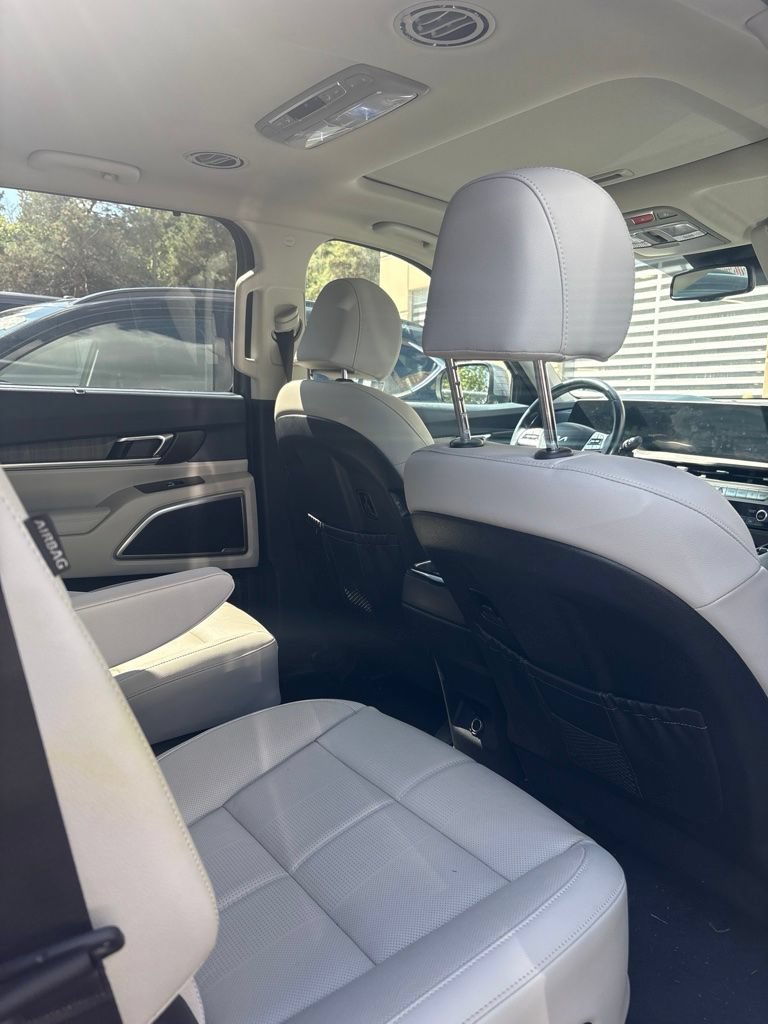 Used 2024 Kia Telluride EX w/ EX Captain's Chair Package FWD image 5