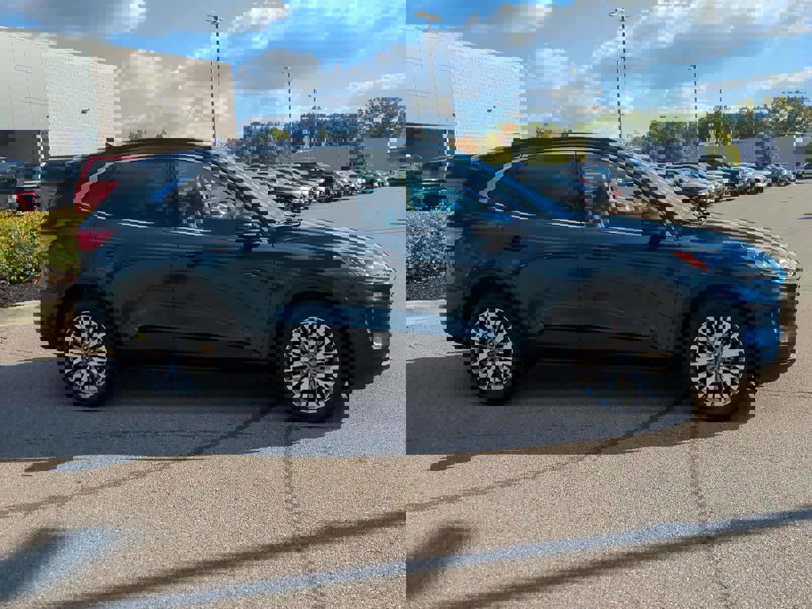 Used 2020 Ford Escape Titanium image 9