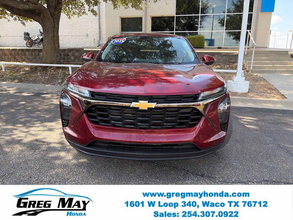 Used 2025 Chevrolet Trax LS w/ LS Convenience Package FWD image 2