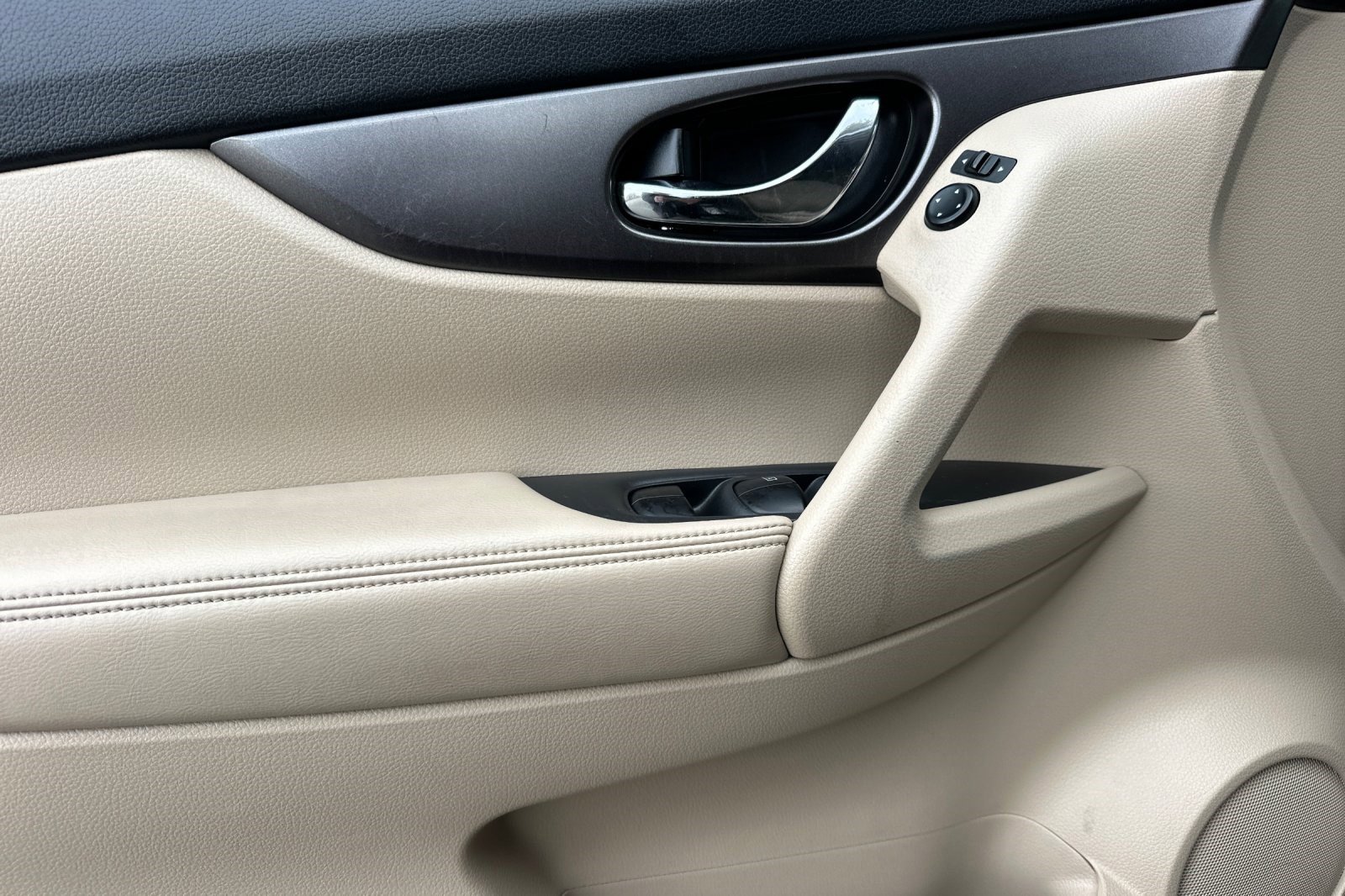 Used 2016 Nissan Rogue SV w/ SV Premium Package image 12