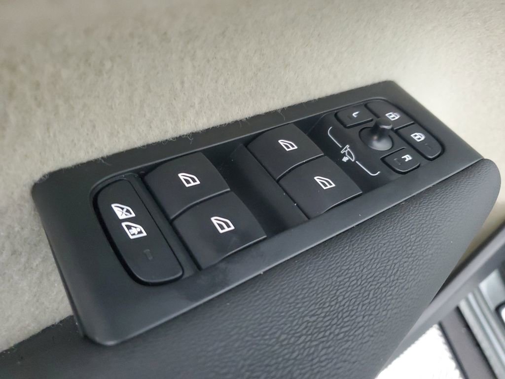 Certified 2026 Volvo XC40 B5 Ultra w/ Climate Package image 22