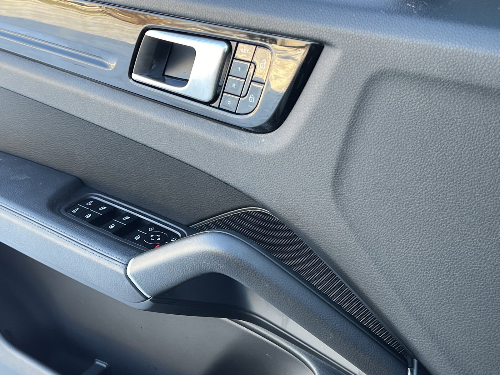 Certified 2021 Porsche Cayenne Coupe image 30