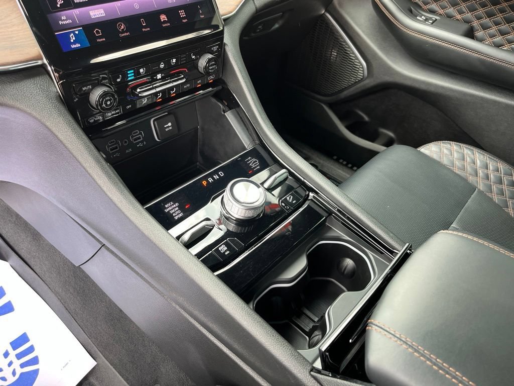 Used 2025 Jeep Grand Cherokee Summit AWD/4WD image 14