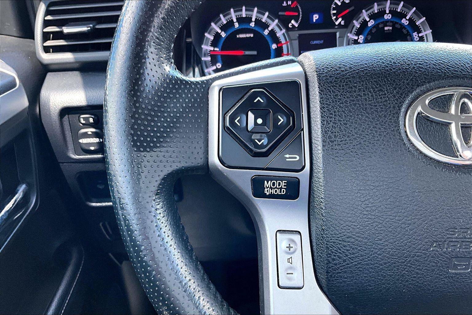 Used 2018 Toyota 4Runner SR5 AWD/4WD image 19