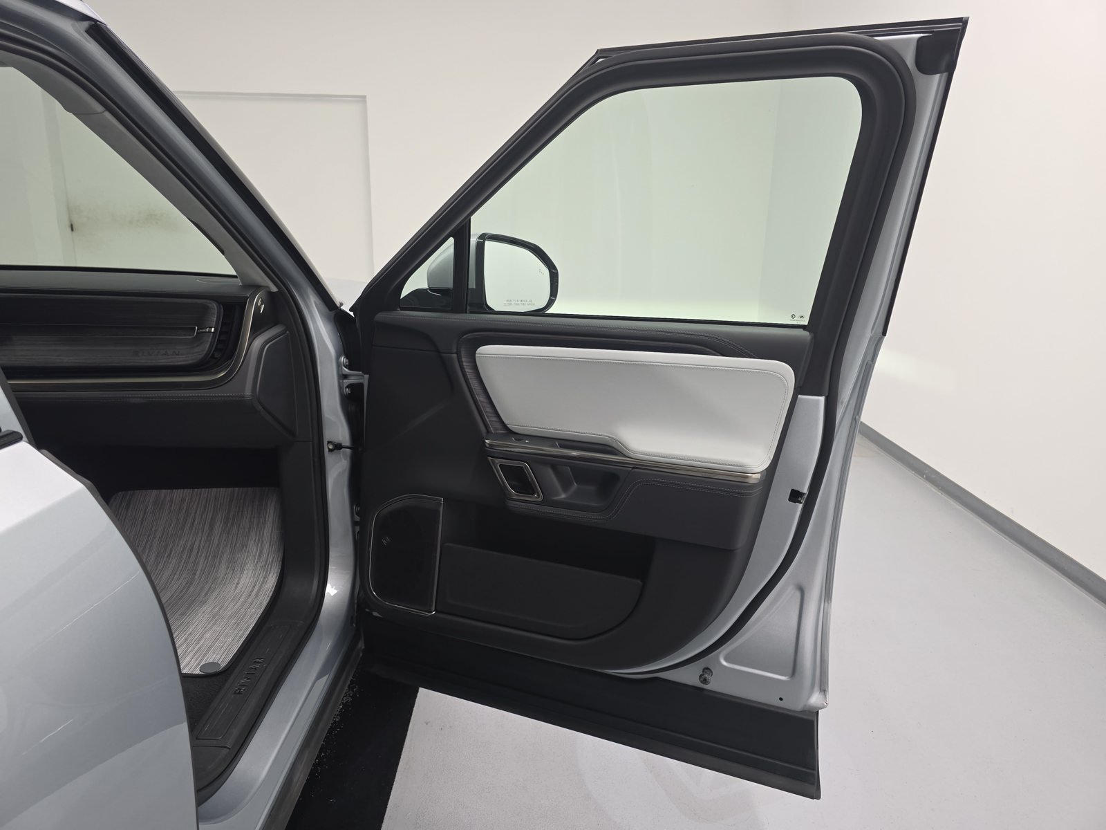 Used 2023 Rivian R1S Launch Edition Quad AWD/4WD image 18