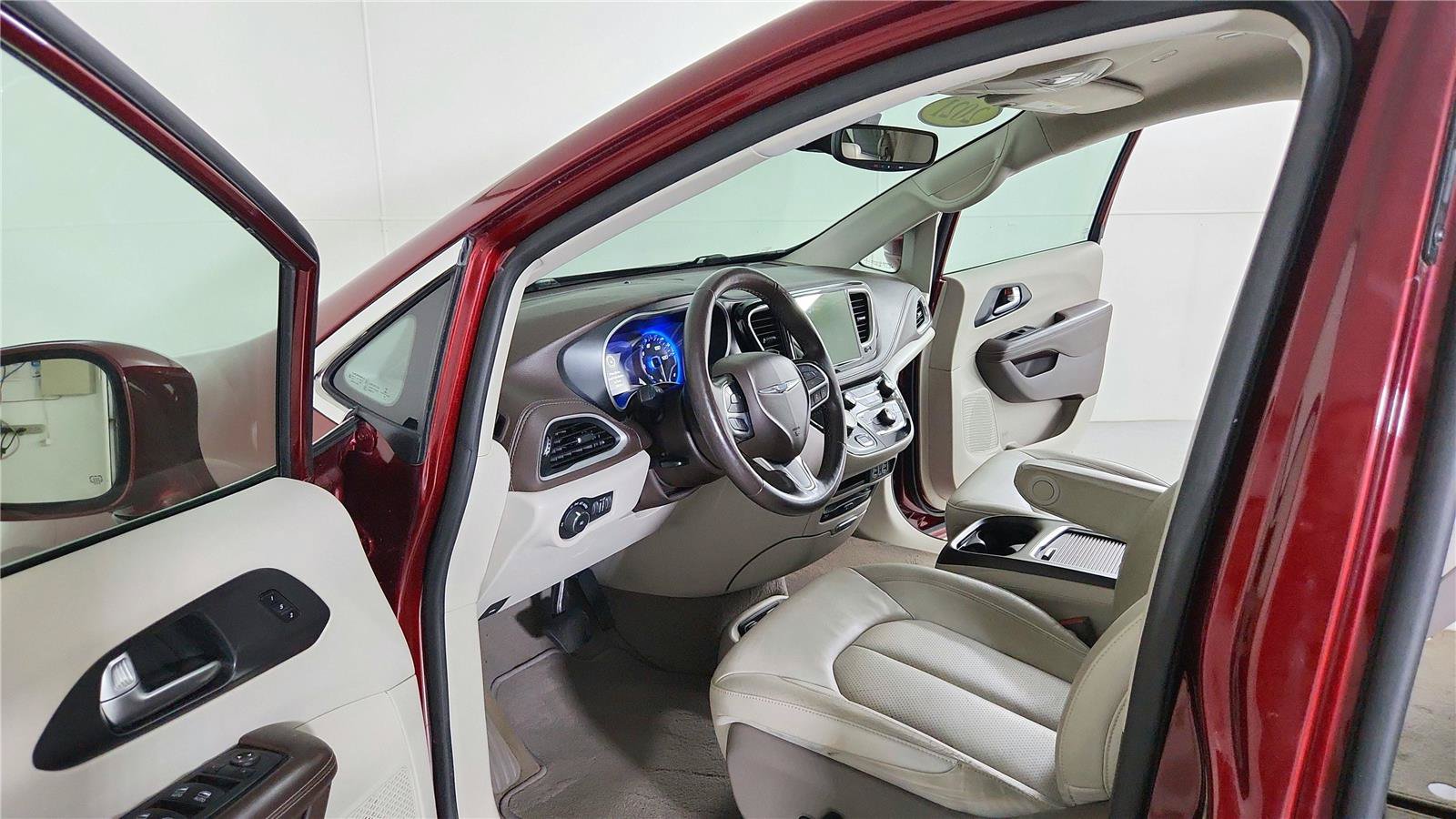 Used 2021 Chrysler Pacifica Touring-L w/ Uconnect Theater Family Group FWD image 9