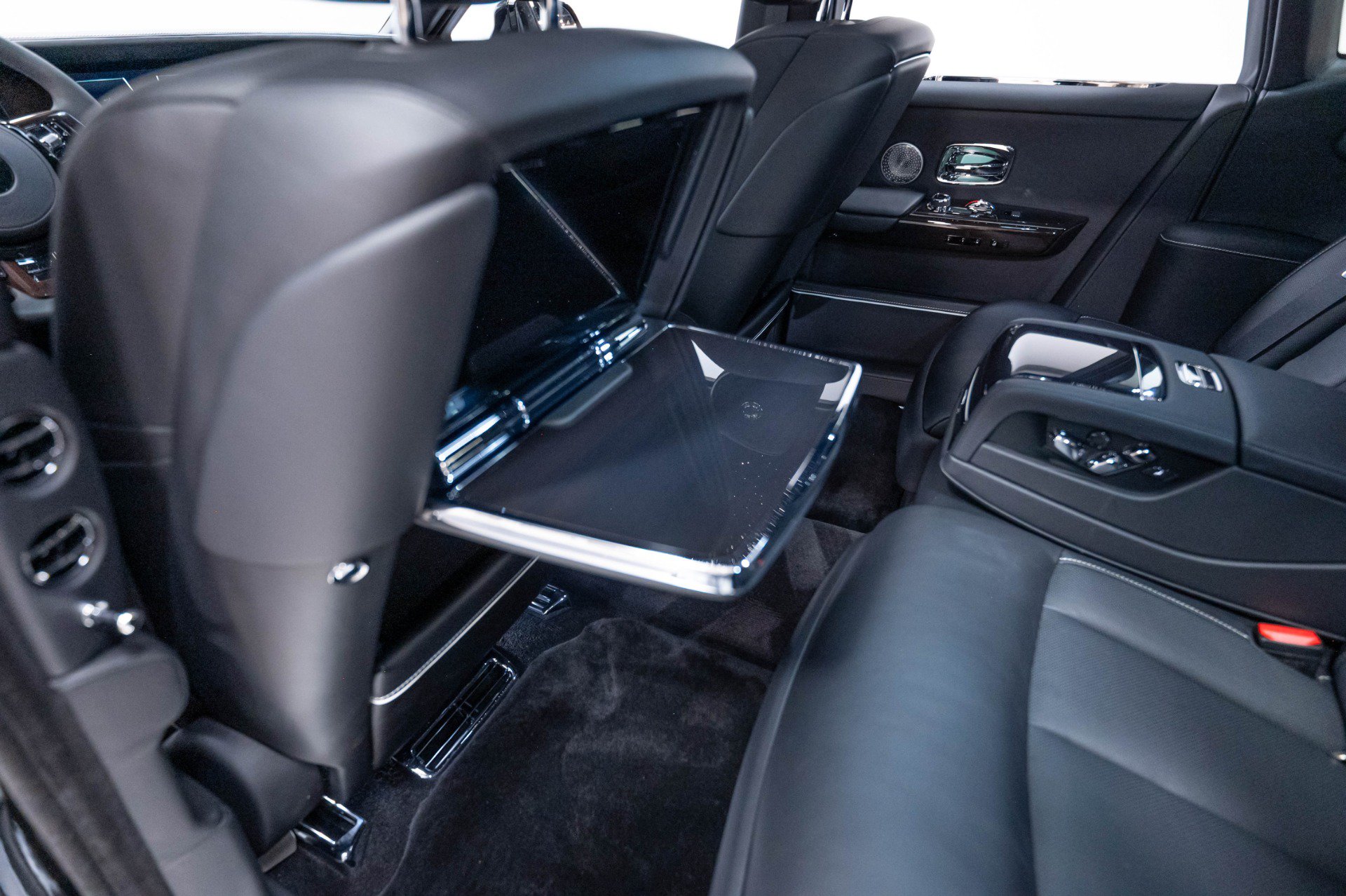 Used 2024 Rolls-Royce Phantom Sedan w/ The Phantom Package RWD image 26