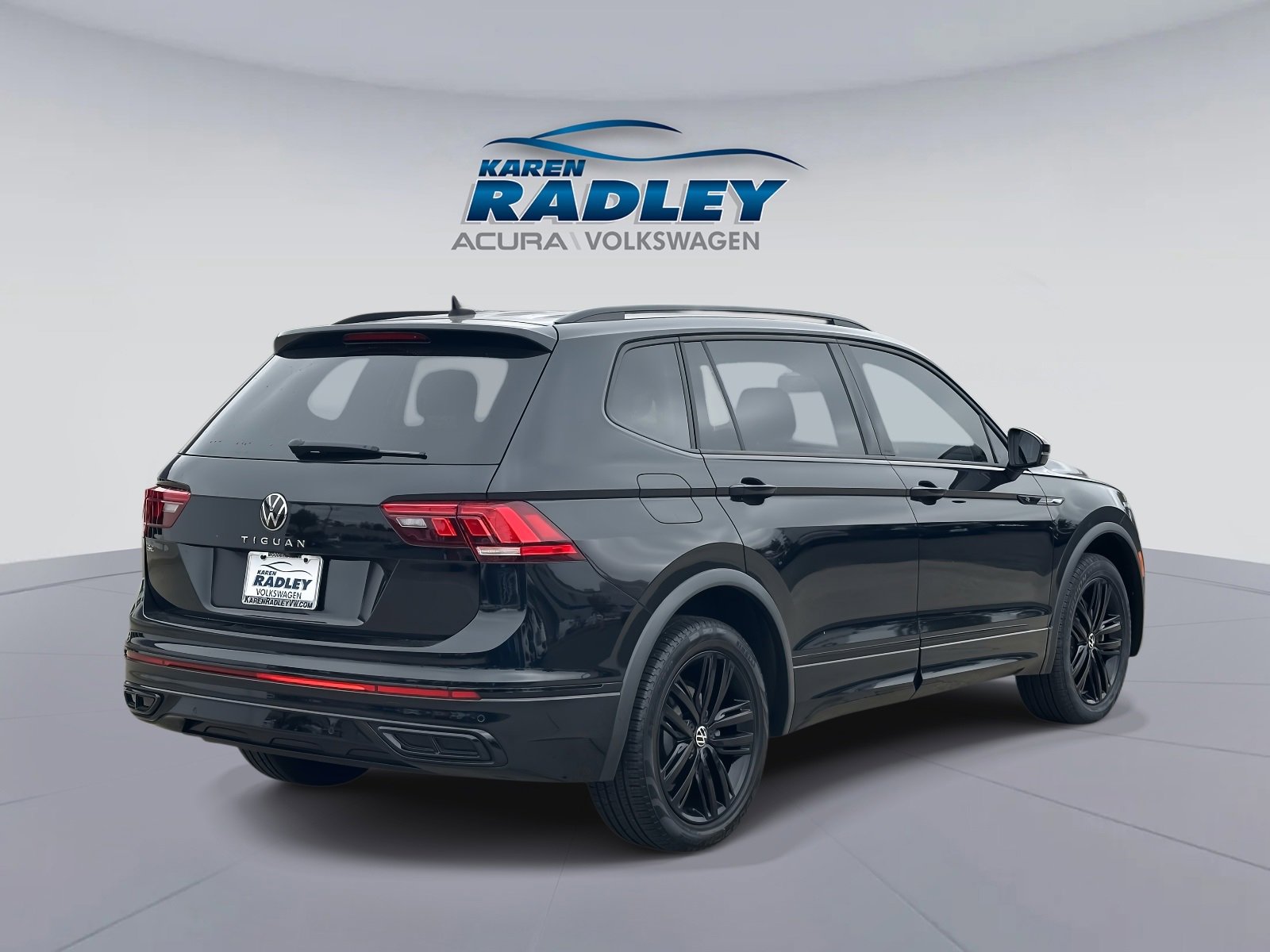 Certified 2022 Volkswagen Tiguan SE R-Line image 2