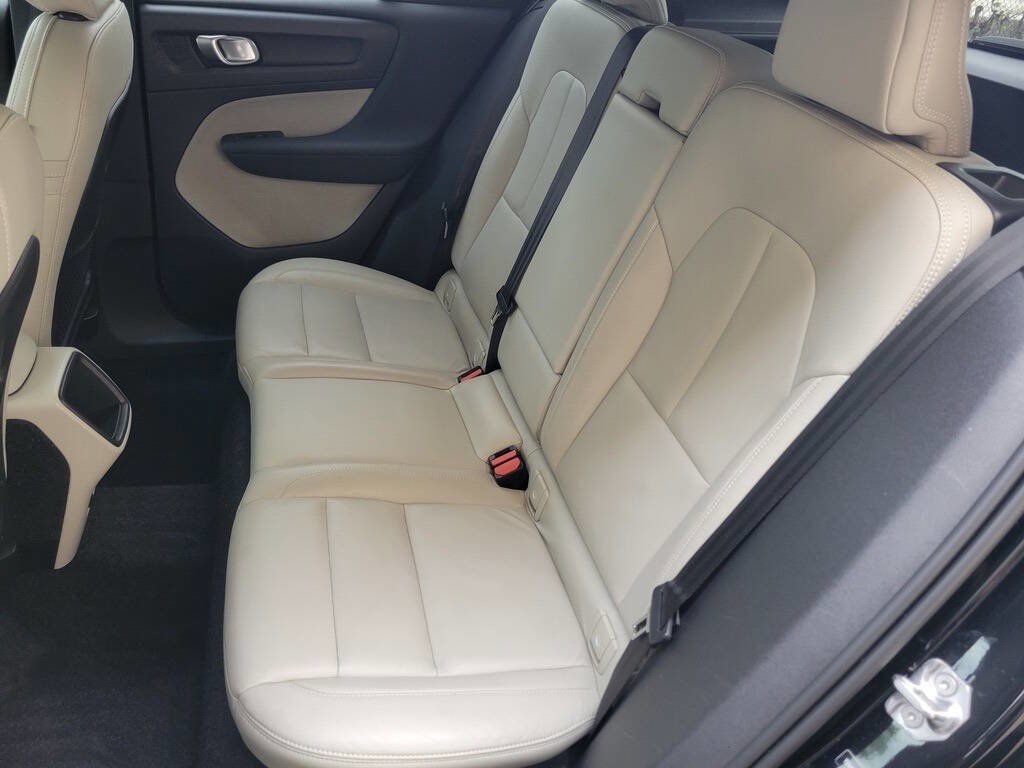 Used 2020 Volvo XC40 T4 Momentum image 38