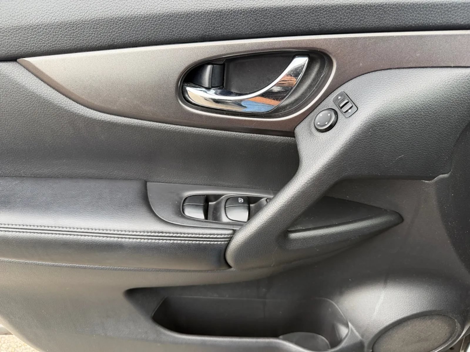 Used 2015 Nissan Rogue SV FWD image 17