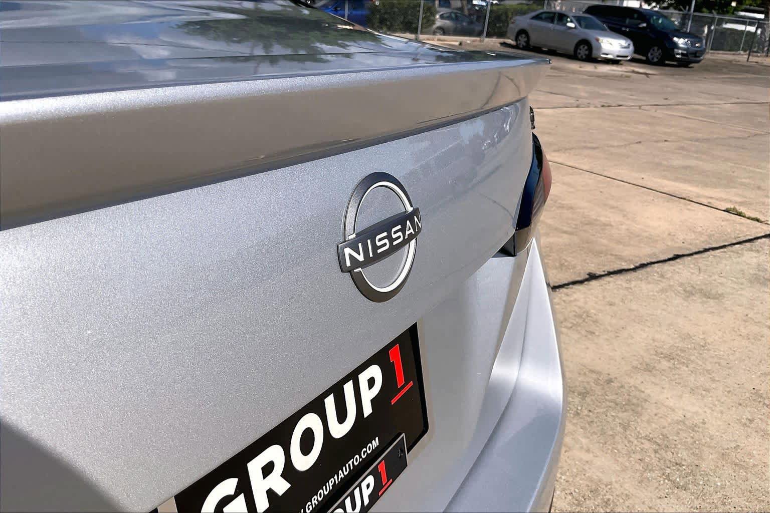 Used 2024 Nissan Versa SR FWD image 32
