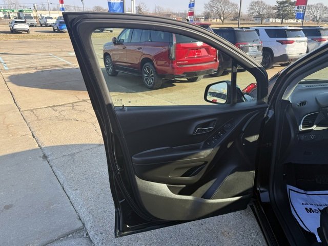 Used 2019 Chevrolet Trax LT w/ LT Convenience Package image 13