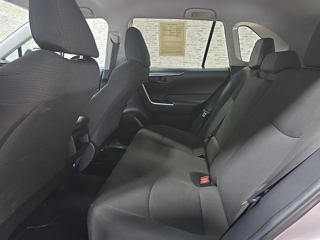 Used 2021 Toyota RAV4 LE image 12