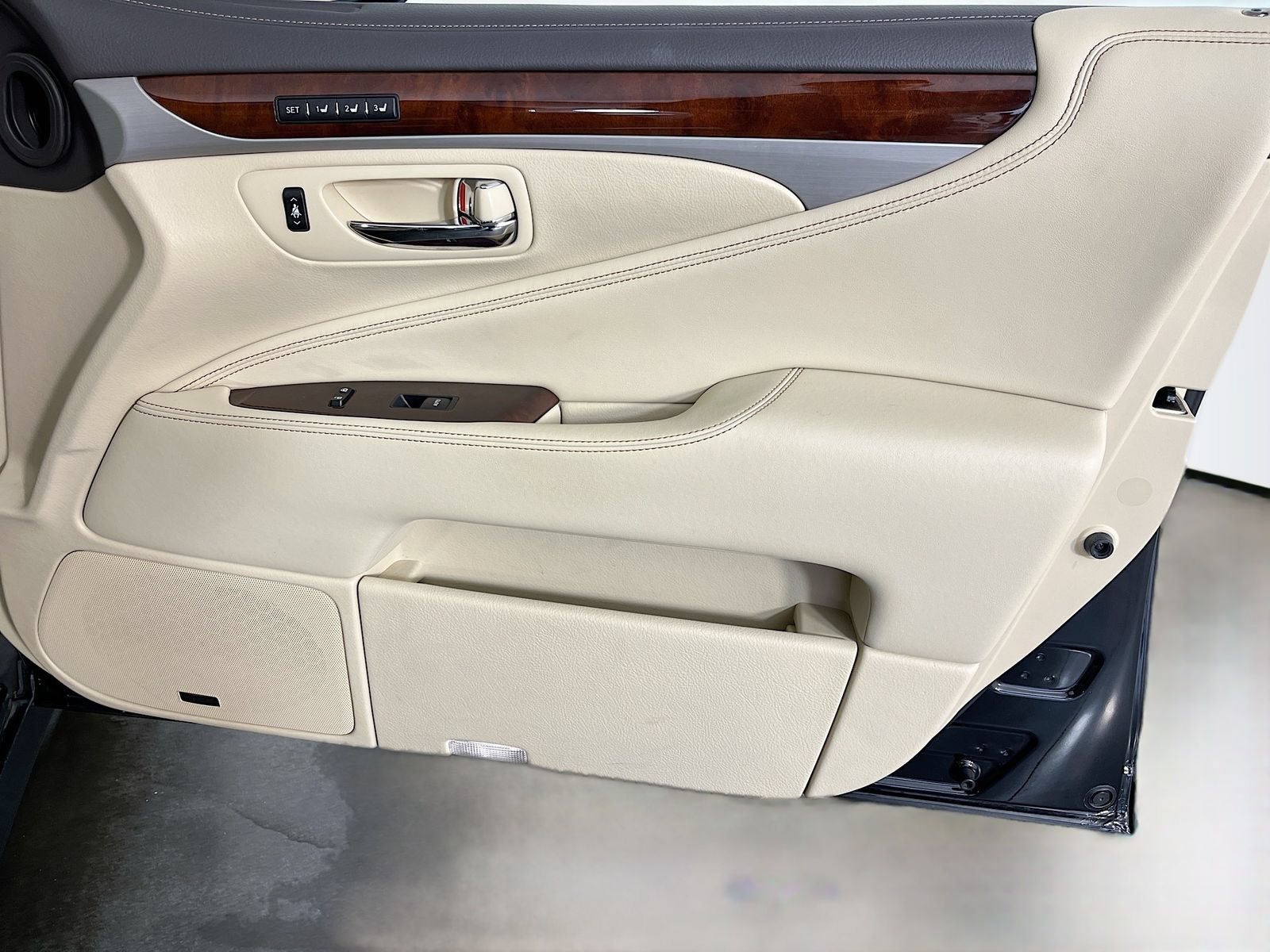 Used 2017 Lexus LS 460 w/ Comfort Package RWD image 38