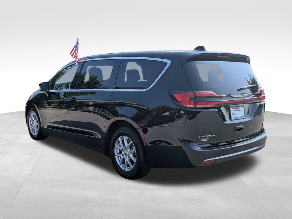 Used 2024 Chrysler Pacifica Touring-L FWD image 7