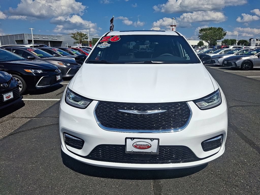 Used 2026 Chrysler Pacifica Limited FWD image 2