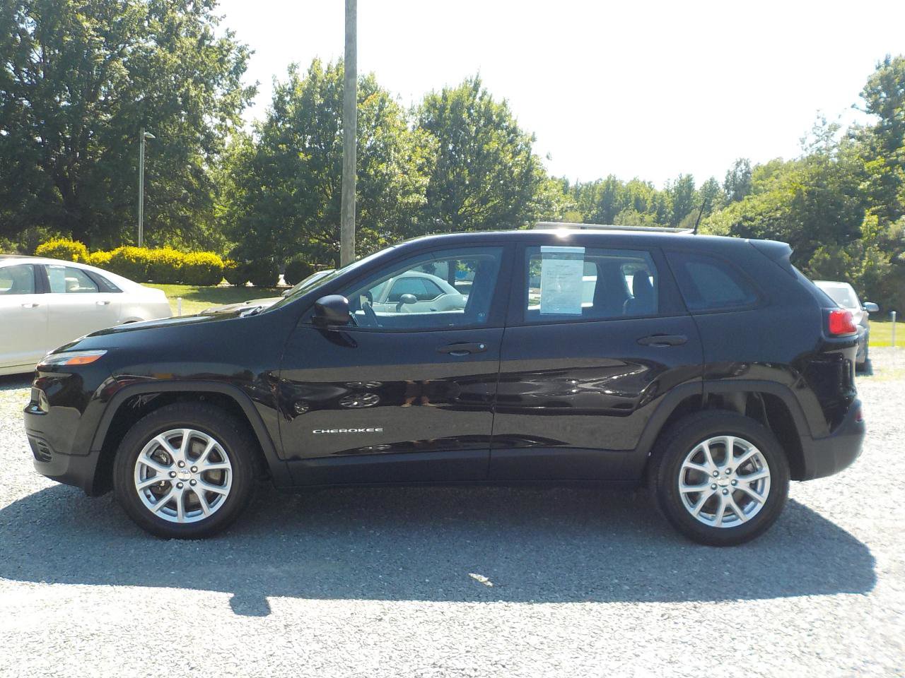 Used 2017 Jeep Cherokee Sport FWD image 2
