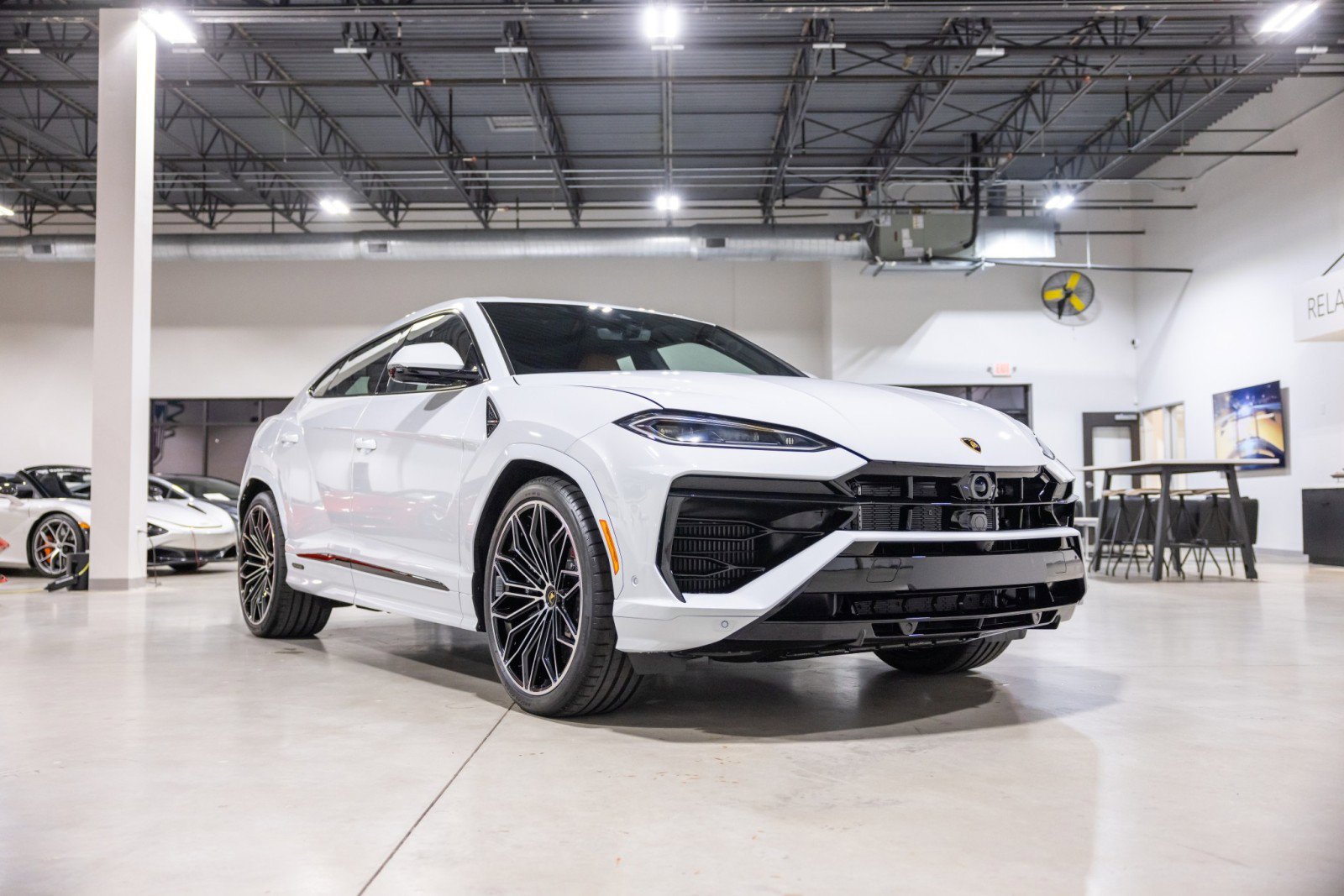 Used 2025 Lamborghini Urus SE image 3