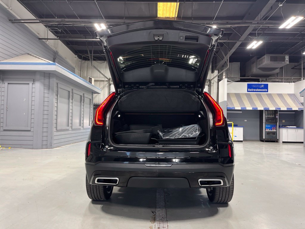 Used 2024 Cadillac XT4 Premium Luxury w/ Active Safety Package AWD/4WD image 9