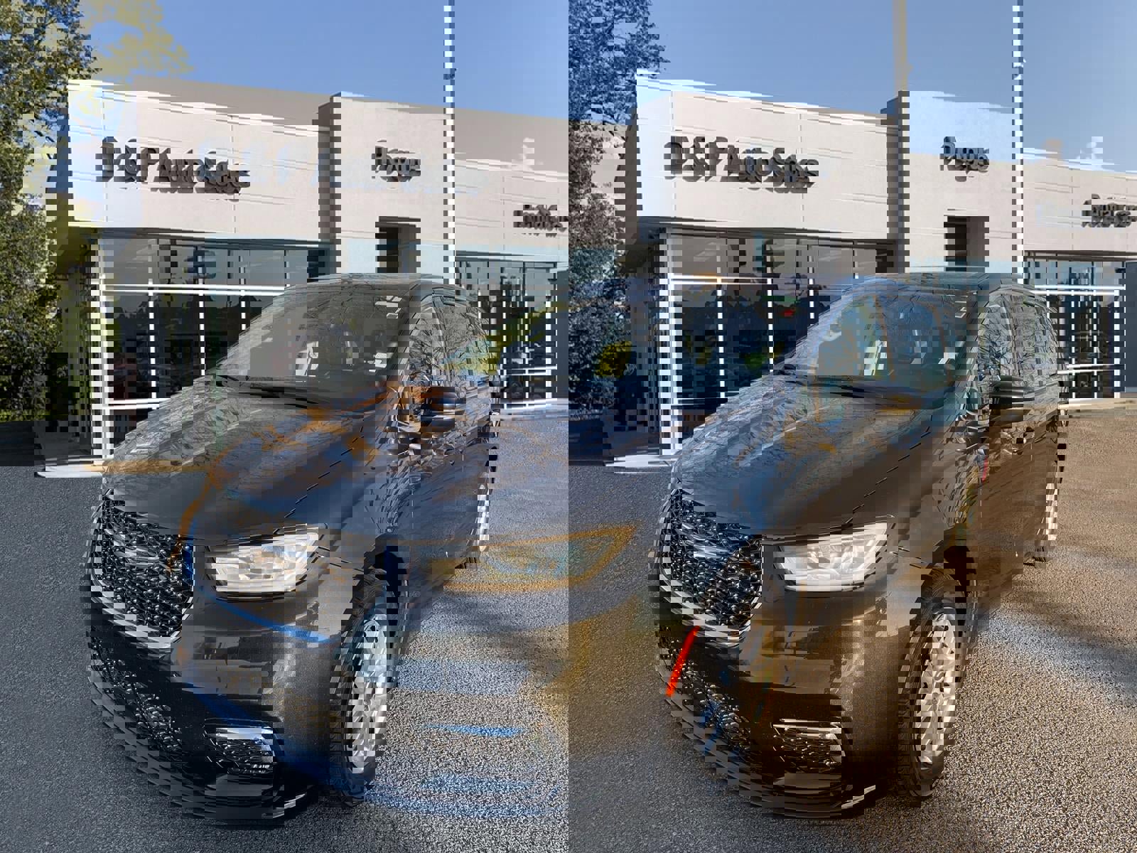 Used 2023 Chrysler Pacifica Touring-L image 4